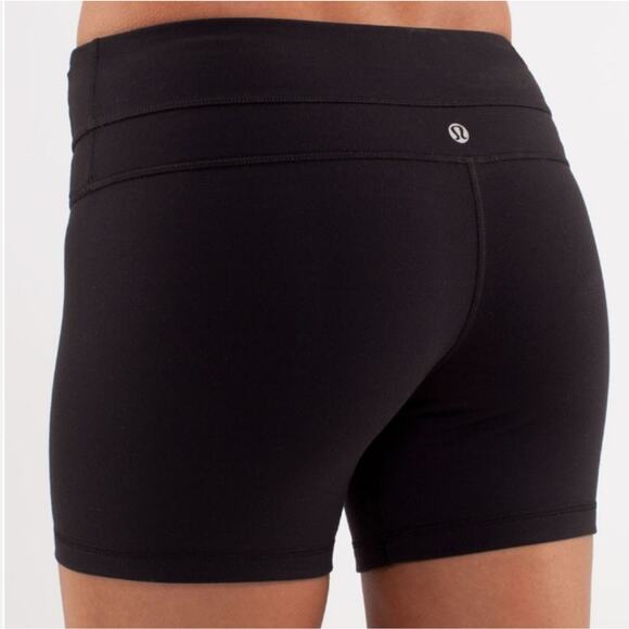 Lululemon Black Groove Short 4 - Picture 2 of 10